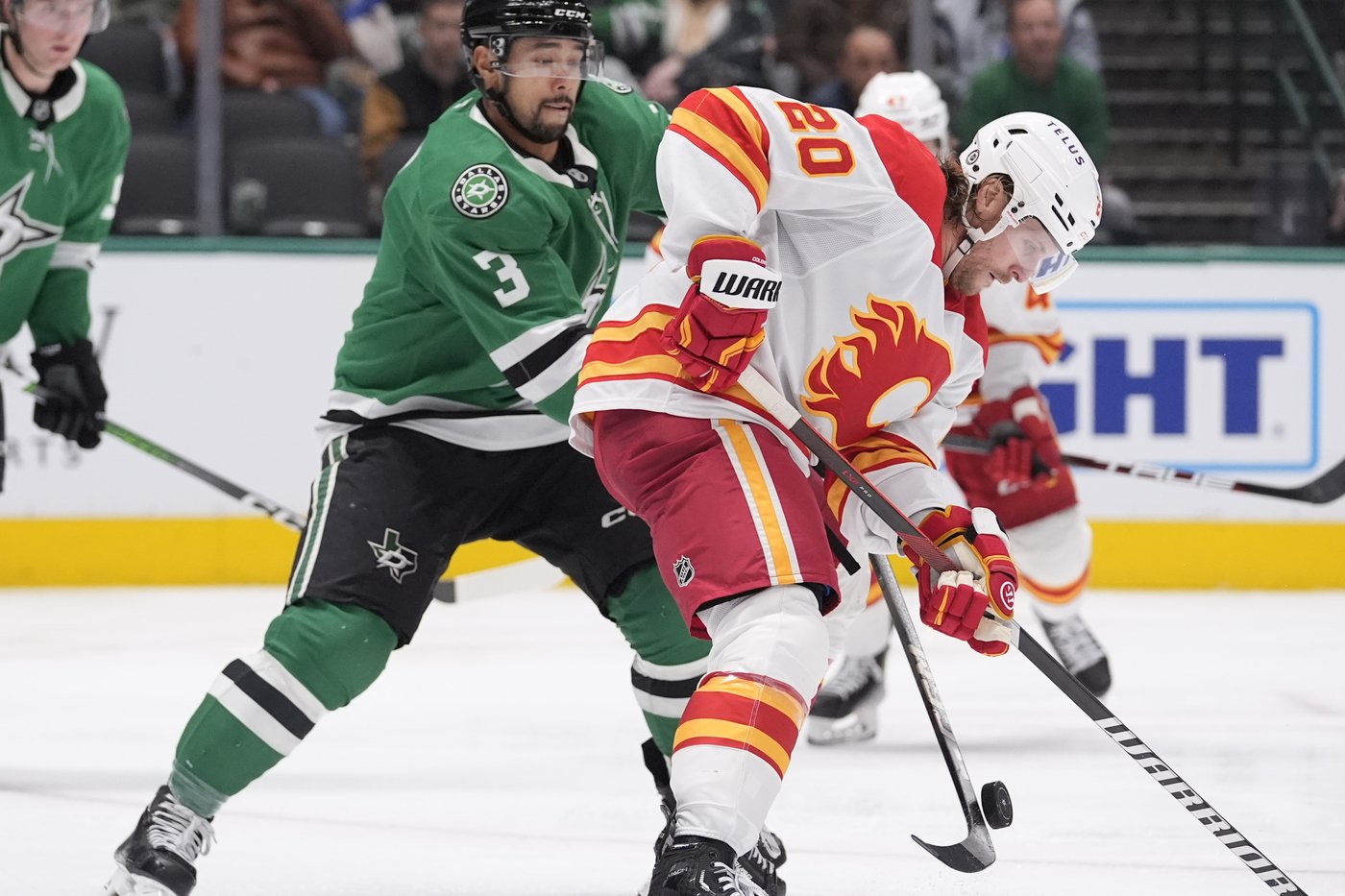 Hintz ignites third-period goal barrage as Stars beat Flames 6-2 | iNFOnews.ca
