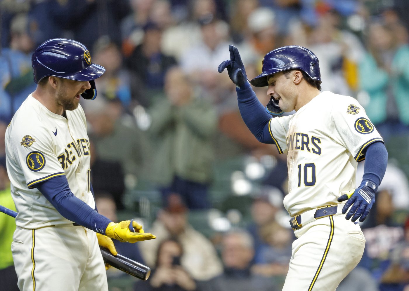 Armed with a torpedo bat, Brewers third baseman Oliver Dunn puts down a run-scoring bunt | iNFOnews.ca