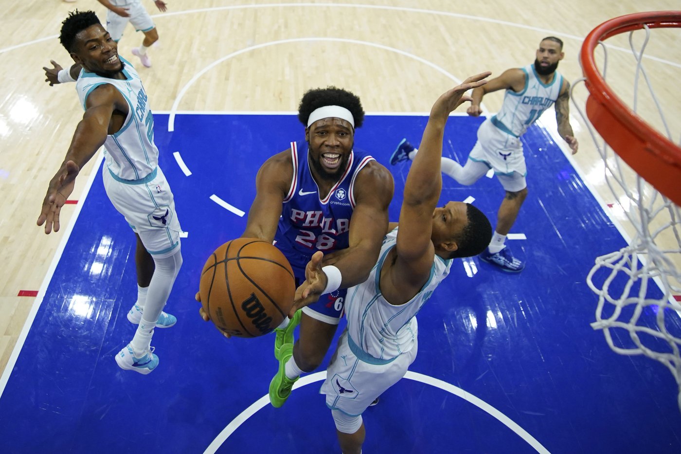 Jared McCain and Guerschon Yabusele lead the 76ers to 107-105 OT win over the Hornets | iNFOnews.ca