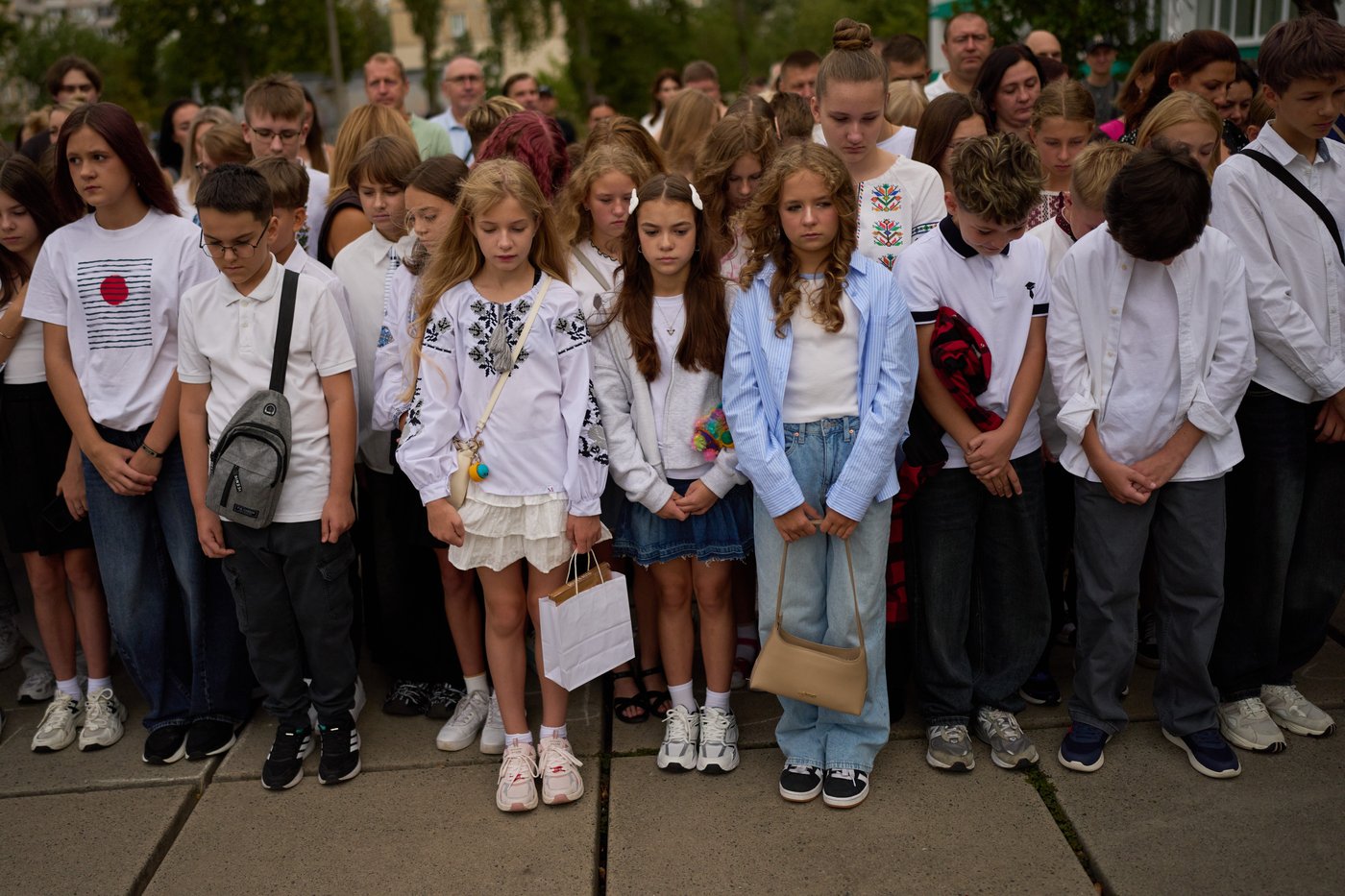Pupils return to school in Russia and Ukraine as Kyiv students shelter from air raids, in photos | iNFOnews.ca