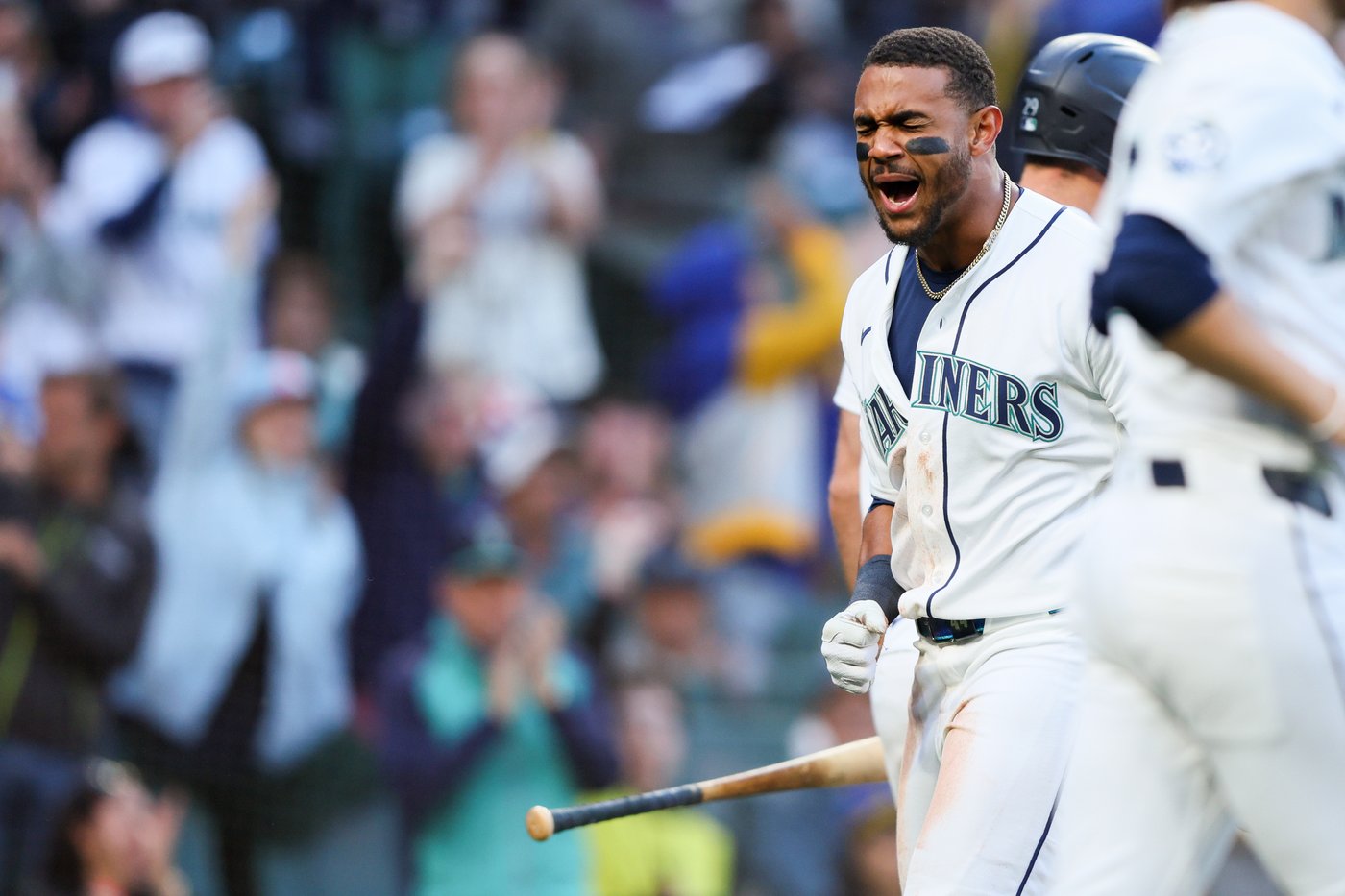 Mariners' Julio Rodríguez placed on 7-day injured list with concussion after being hit in helmet | iNFOnews.ca Mariners' Julio Rodríguez placed on 7-day injured list with concussion after being hit in helmet | iNFOnews.ca