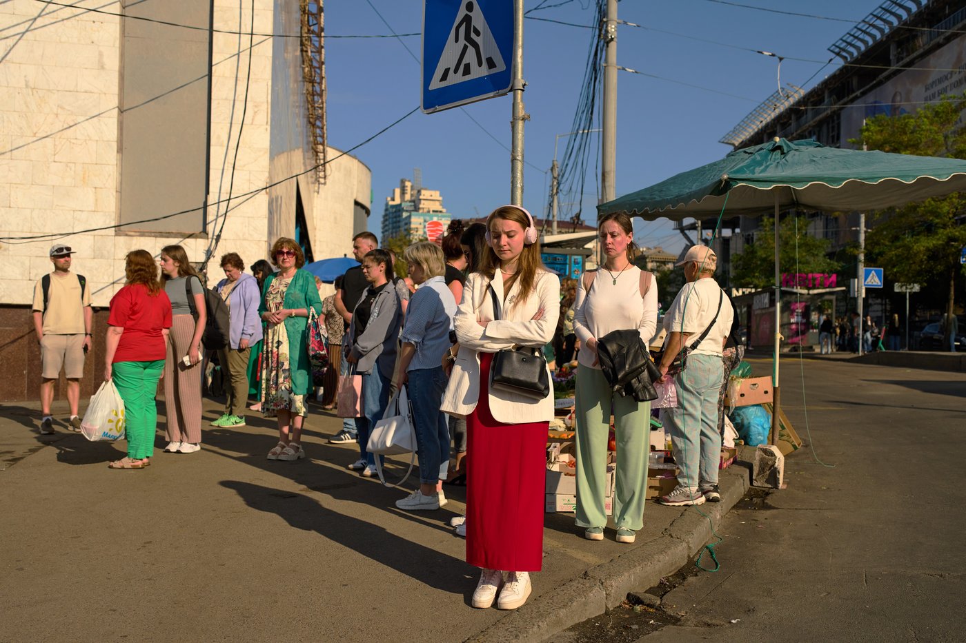 Photos show Kyiv pausing for Ukraine’s daily minute of silence | iNFOnews.ca