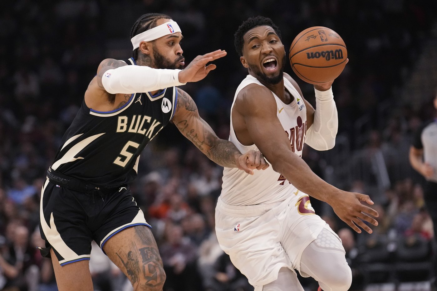 Donovan Mitchell scores 27 as Cavs improve to 15-1 at home, roll over NBA Cup champion Bucks 124-101 | iNFOnews.ca