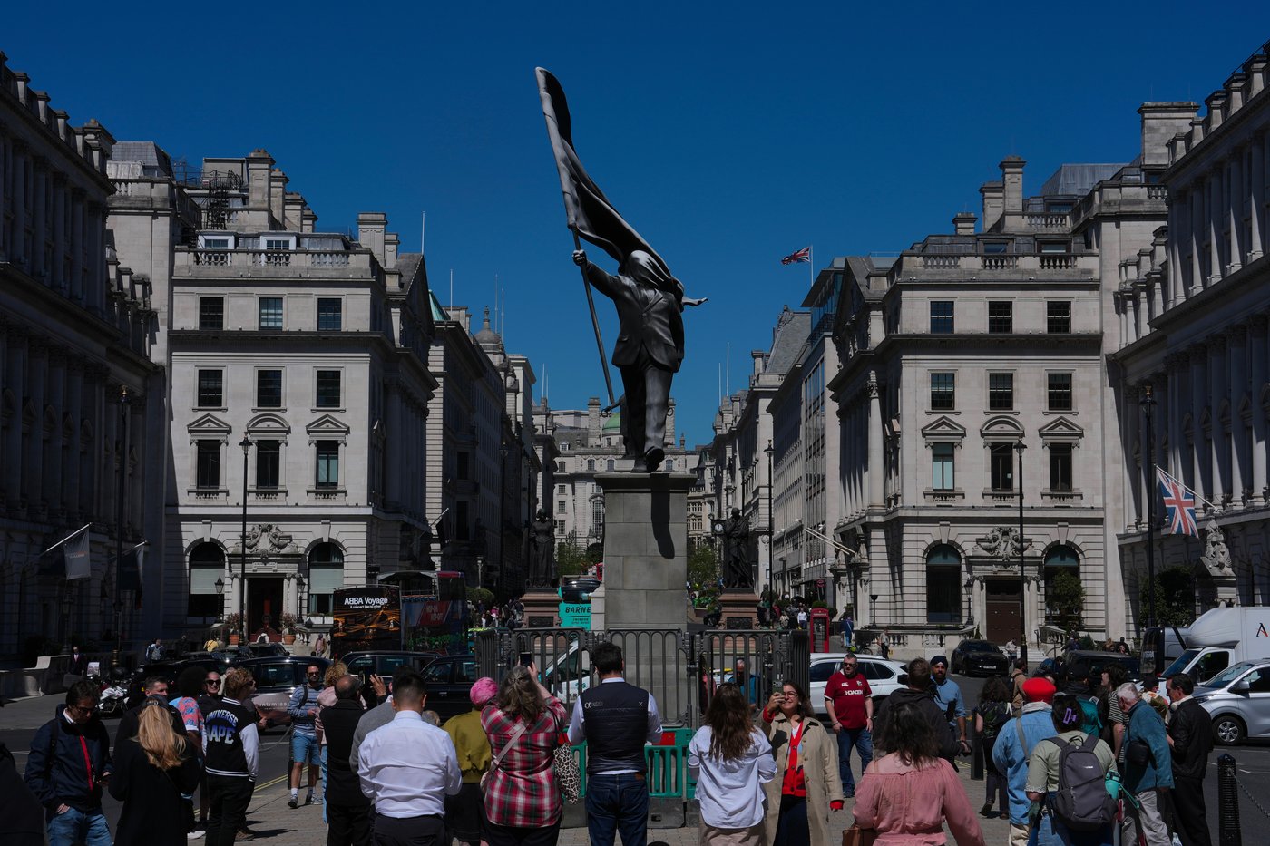 Banksy confirms a new statue in central London of a man blinded by a flag is his work | iNFOnews.ca Banksy confirms a new statue in central London of a man blinded by a flag is his work | iNFOnews.ca