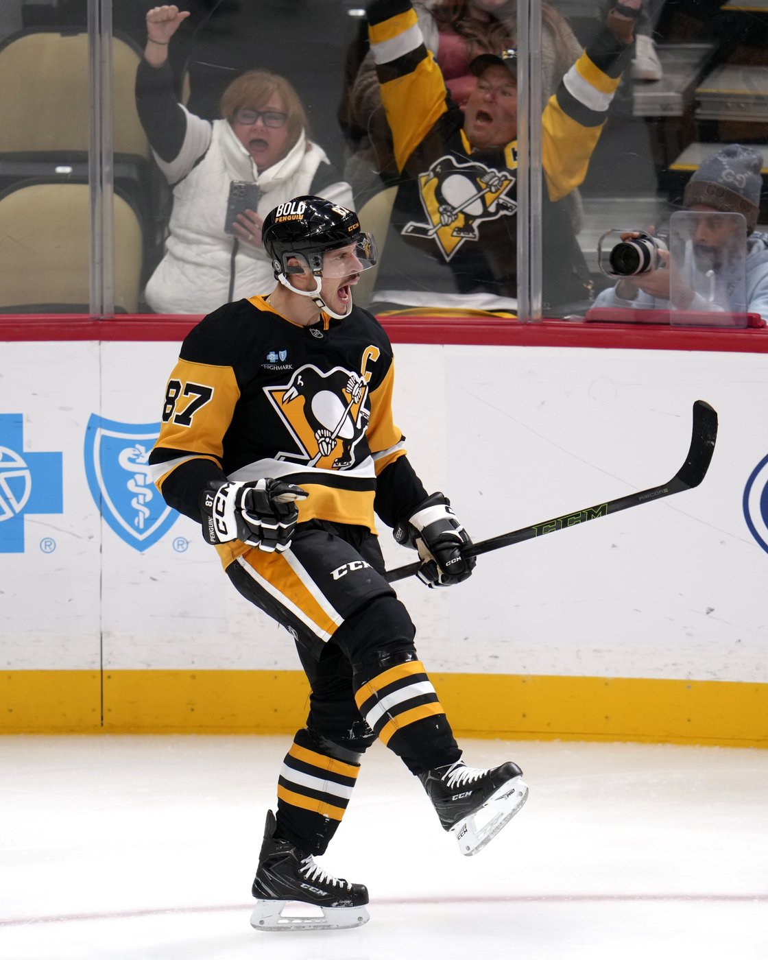 Sidney Crosby scores 600th career NHL goal, but Penguins fall to Utah 6-1 | iNFOnews.ca