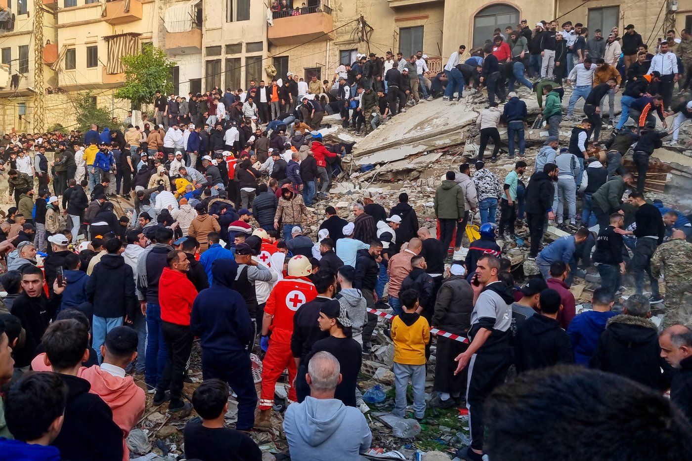 Rescue teams search for survivors in building collapse that killed at least 9 in northern Lebanon | iNFOnews.ca