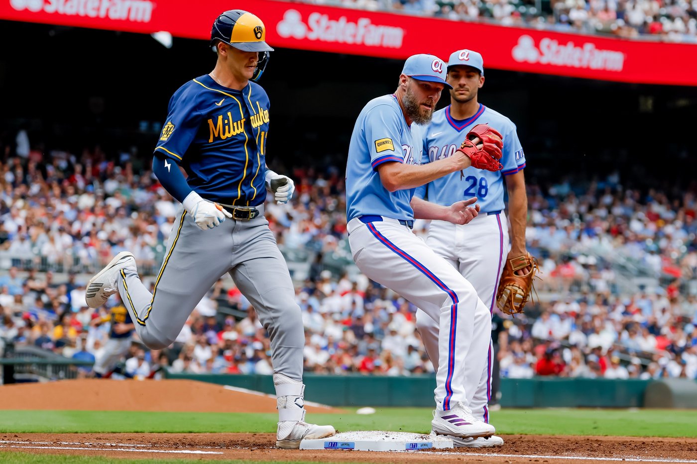 Ozzie Albies hits 2 homers, including walk-off shot in 9th, to lift Braves past Brewers 4-3 | iNFOnews.ca Ozzie Albies hits 2 homers, including walk-off shot in 9th, to lift Braves past Brewers 4-3 | iNFOnews.ca