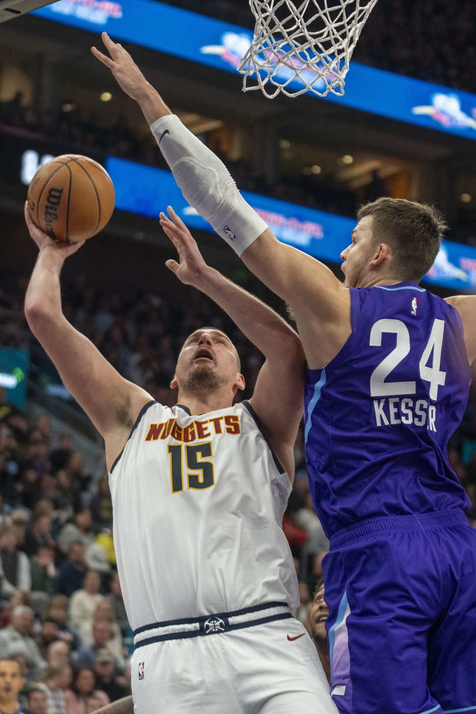 Jokic leads the Nuggets to a 122-103 win over the Jazz | iNFOnews.ca