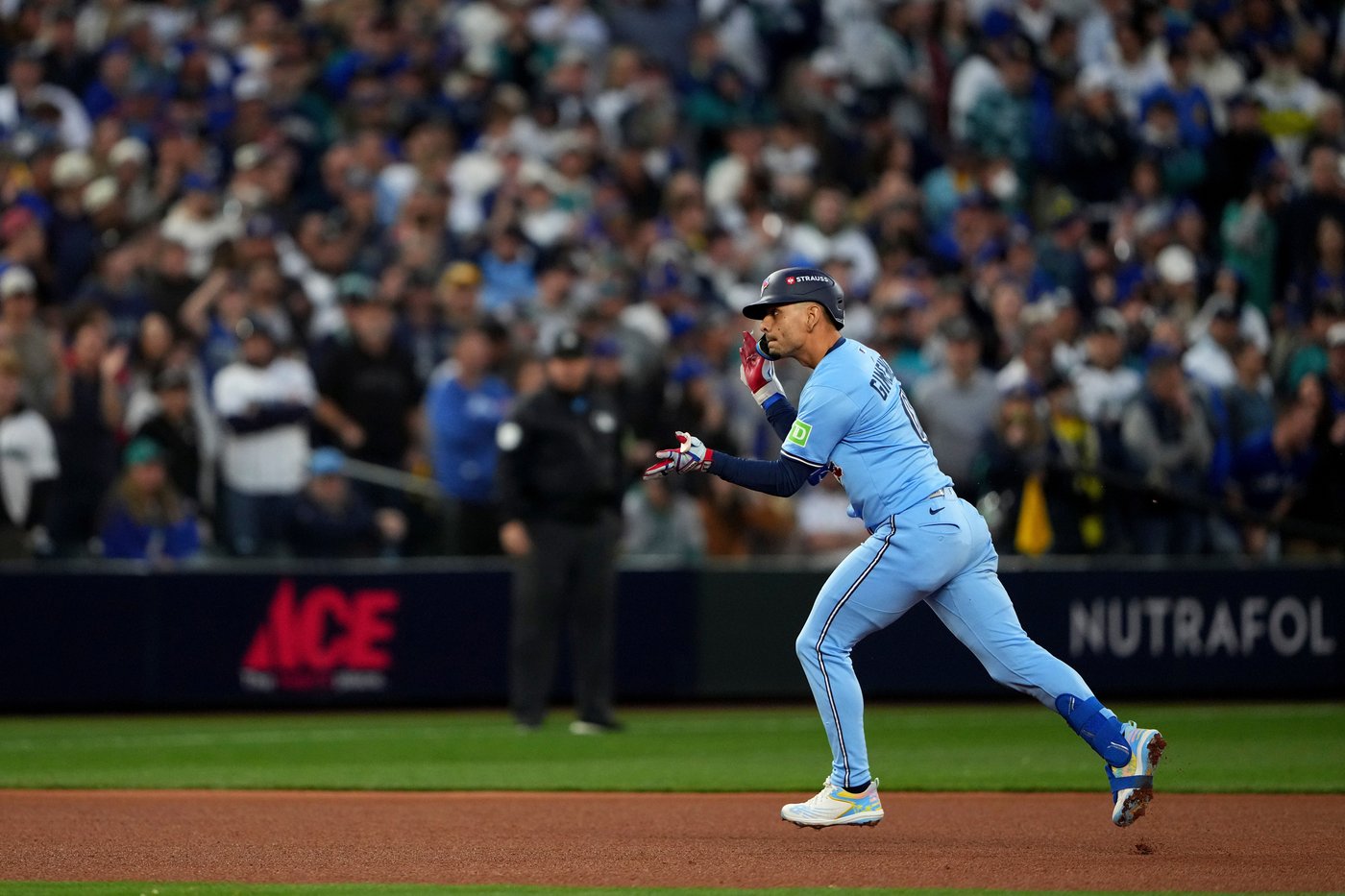 Mad Max! Scherzer brings the intensity and gets results as Jays top M's 8-2 in Game 4 | iNFOnews.ca