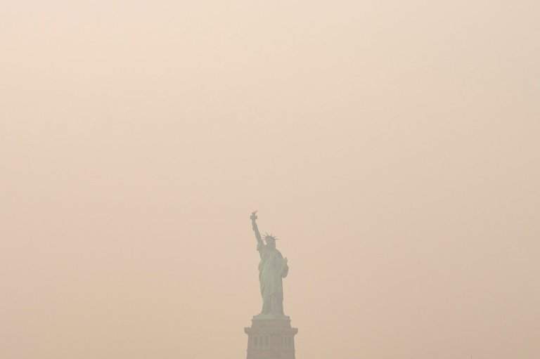 Wildfire smoke makes air unhealthy from the US Midwest to East Coast. Officials say stay inside | iNFOnews.ca