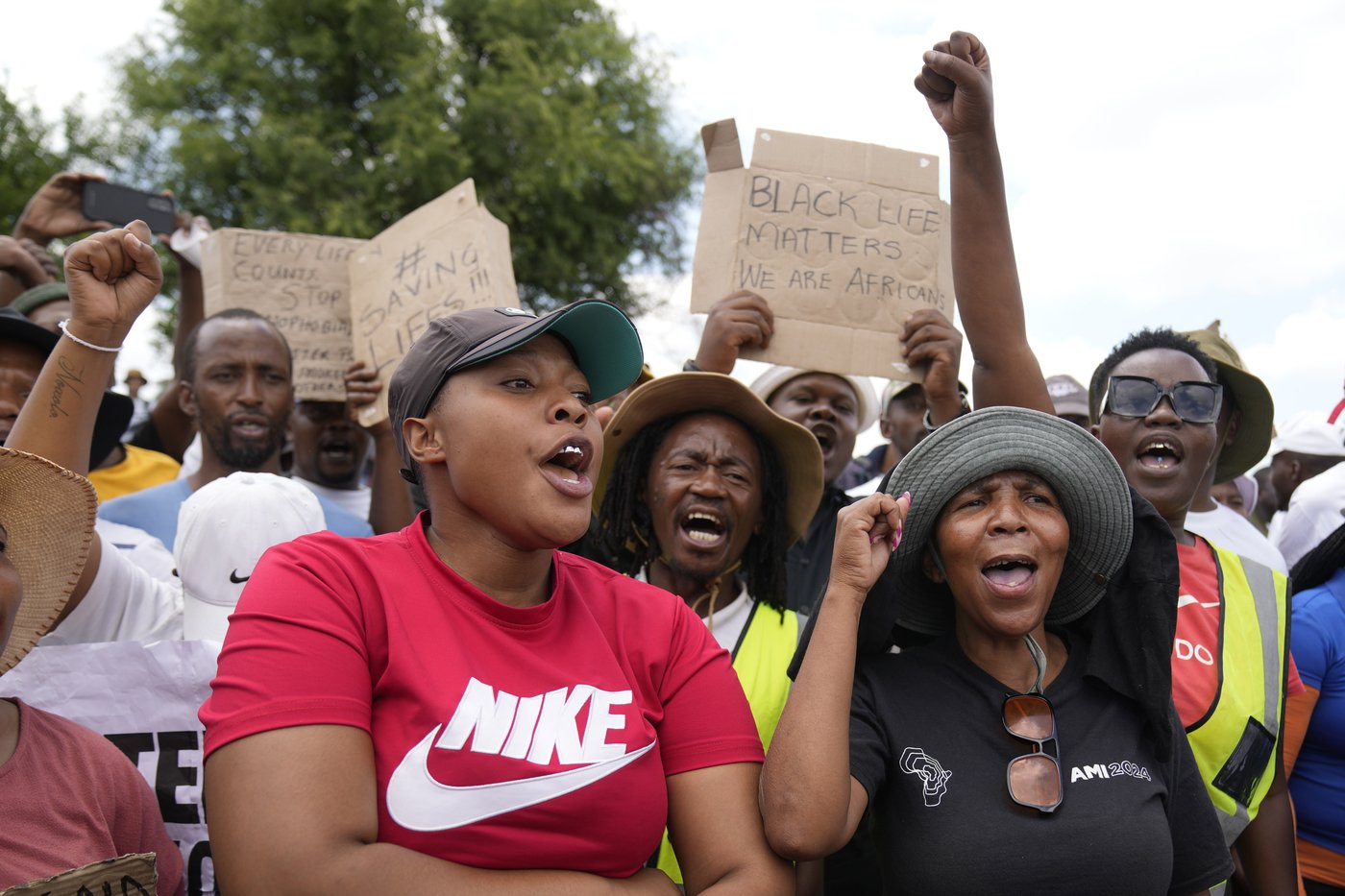 Dozens of survivors and dead pulled from abandoned South African mine as hundreds remain underground | iNFOnews.ca