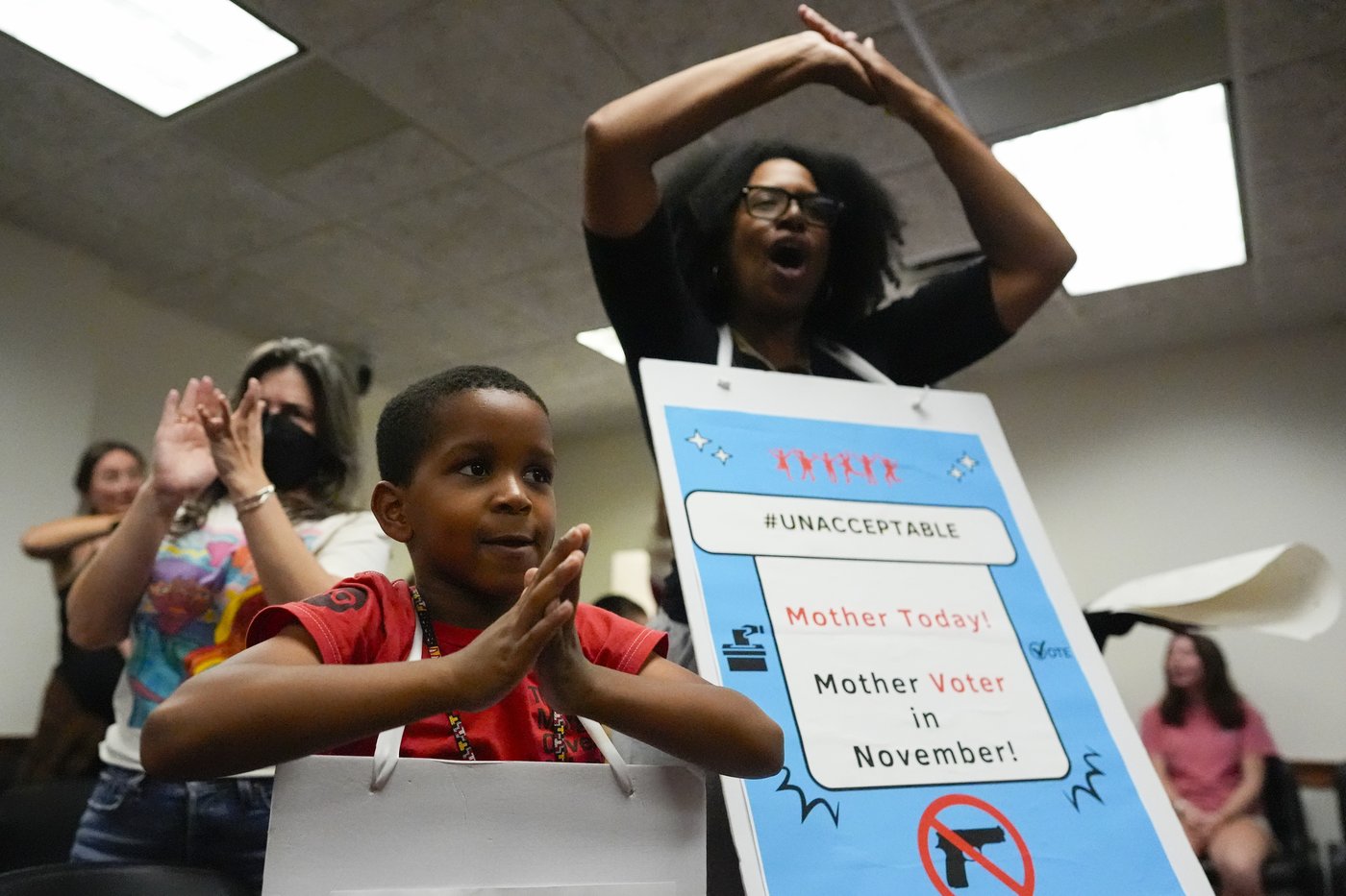 Young students protest against gun violence at Georgia Senate meeting | iNFOnews.ca