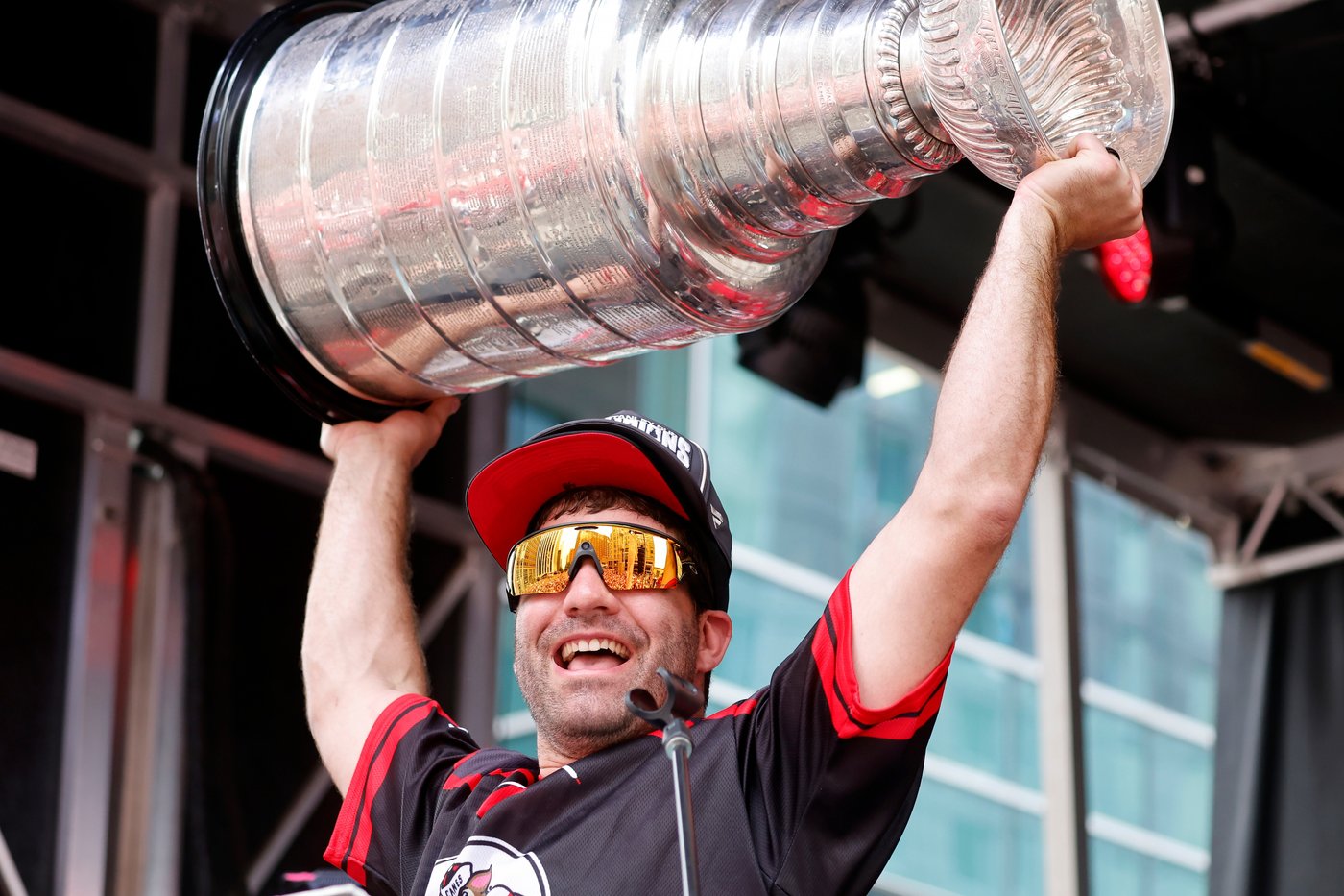 Hurricanes owner's decision to put seven family members on Stanley Cup mocked online | iNFOnews.ca Hurricanes owner's decision to put seven family members on Stanley Cup mocked online | iNFOnews.ca