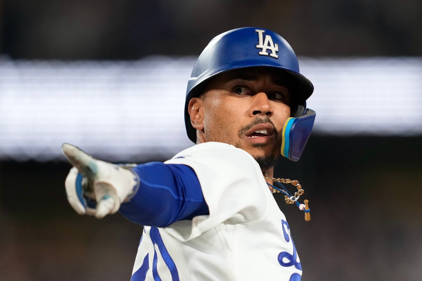 Mookie Betts homers twice and Dodgers go back-to-back twice in 8th inning of 8-2 win over Giants | iNFOnews.ca