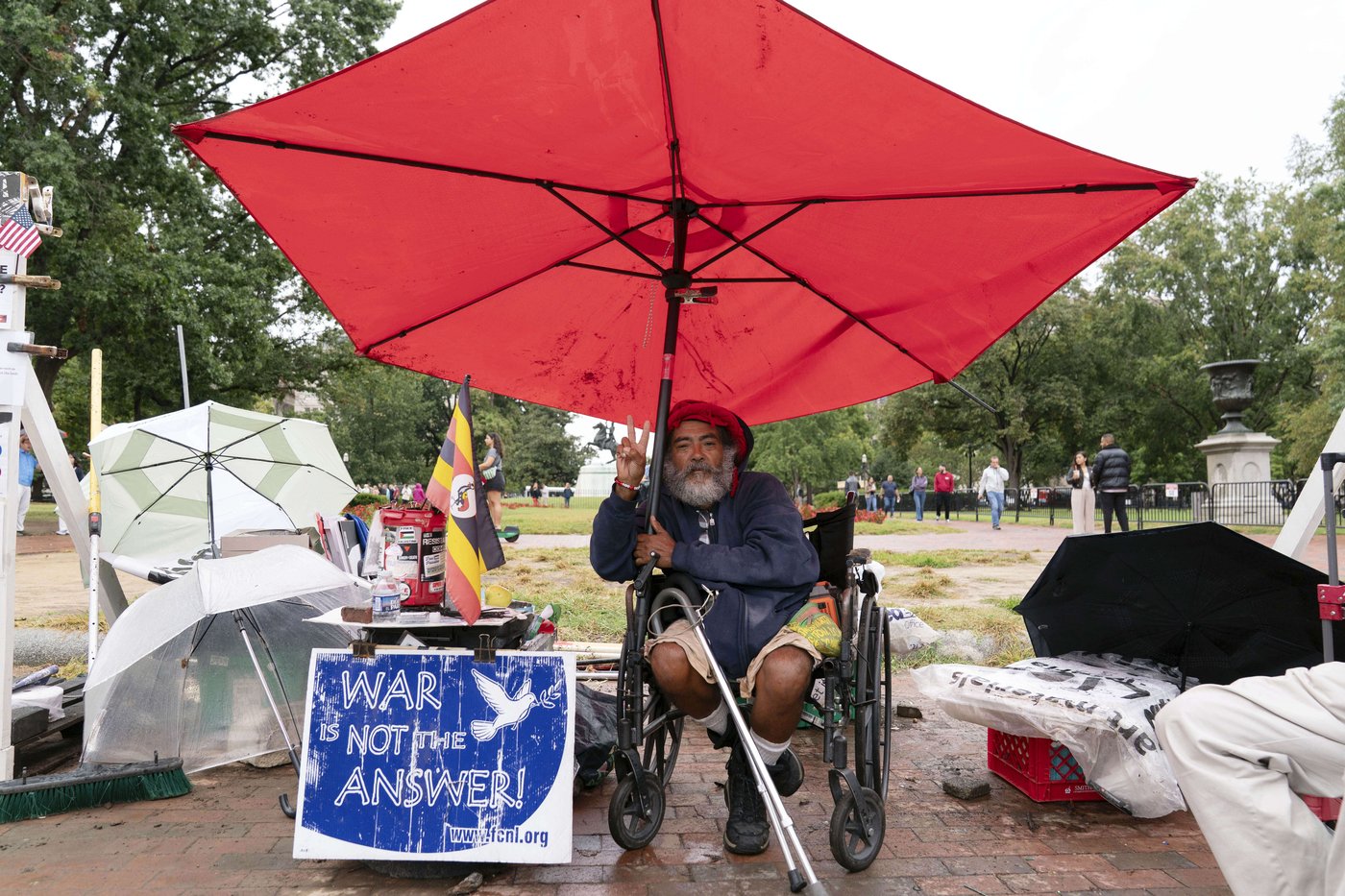 A decades-long peace vigil outside the White House is dismantled after Trump's order | iNFOnews.ca