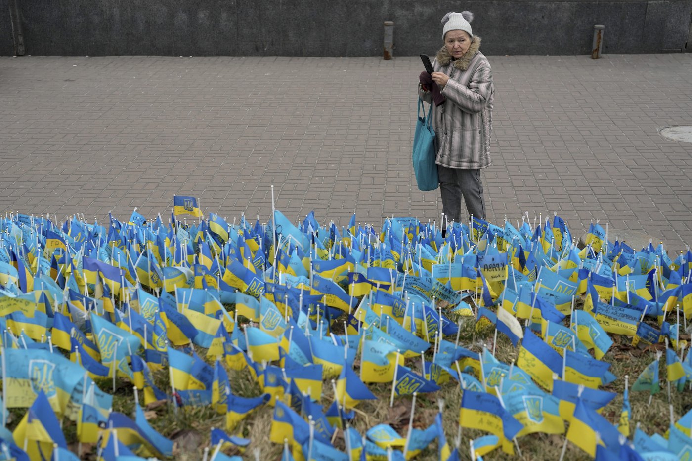 A makeshift memorial grows in Ukraine’s capital after 1,000 days of war | iNFOnews.ca A makeshift memorial grows in Ukraine’s capital after 1,000 days of war | iNFOnews.ca
