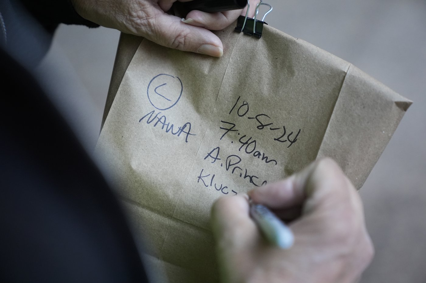 Avian enthusiasts try to counter the deadly risk of Chicago high-rises for migrating birds | iNFOnews.ca
