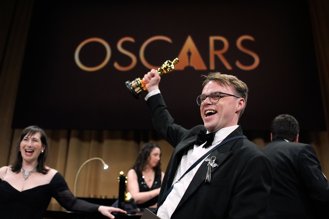 An Oscar is lost, then found, after director forced to check it on a flight out of JFK | iNFOnews.ca