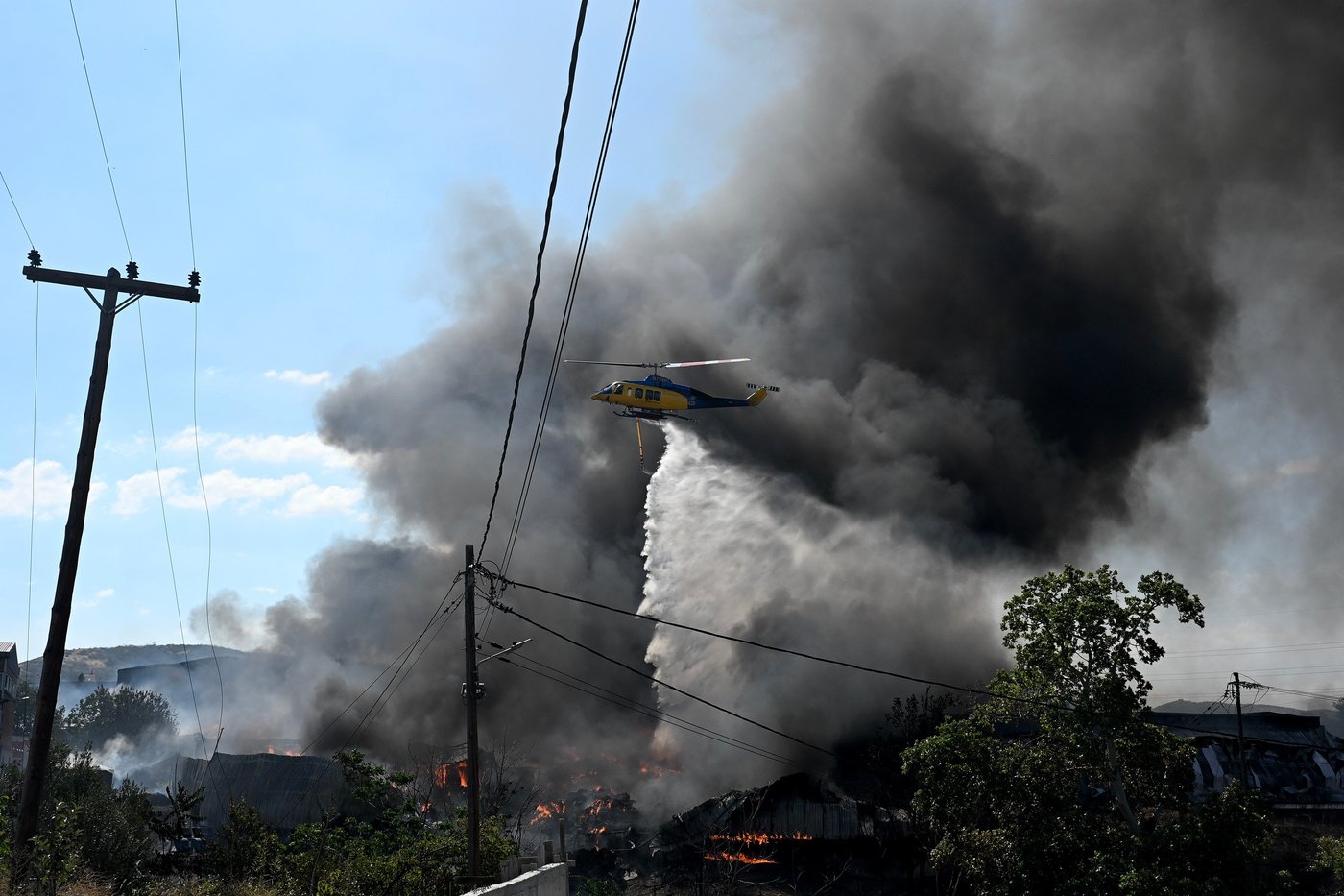 A fast-moving wildfire near Greece's Thessaloniki sparks evacuations as smoke blankets suburbs | iNFOnews.ca