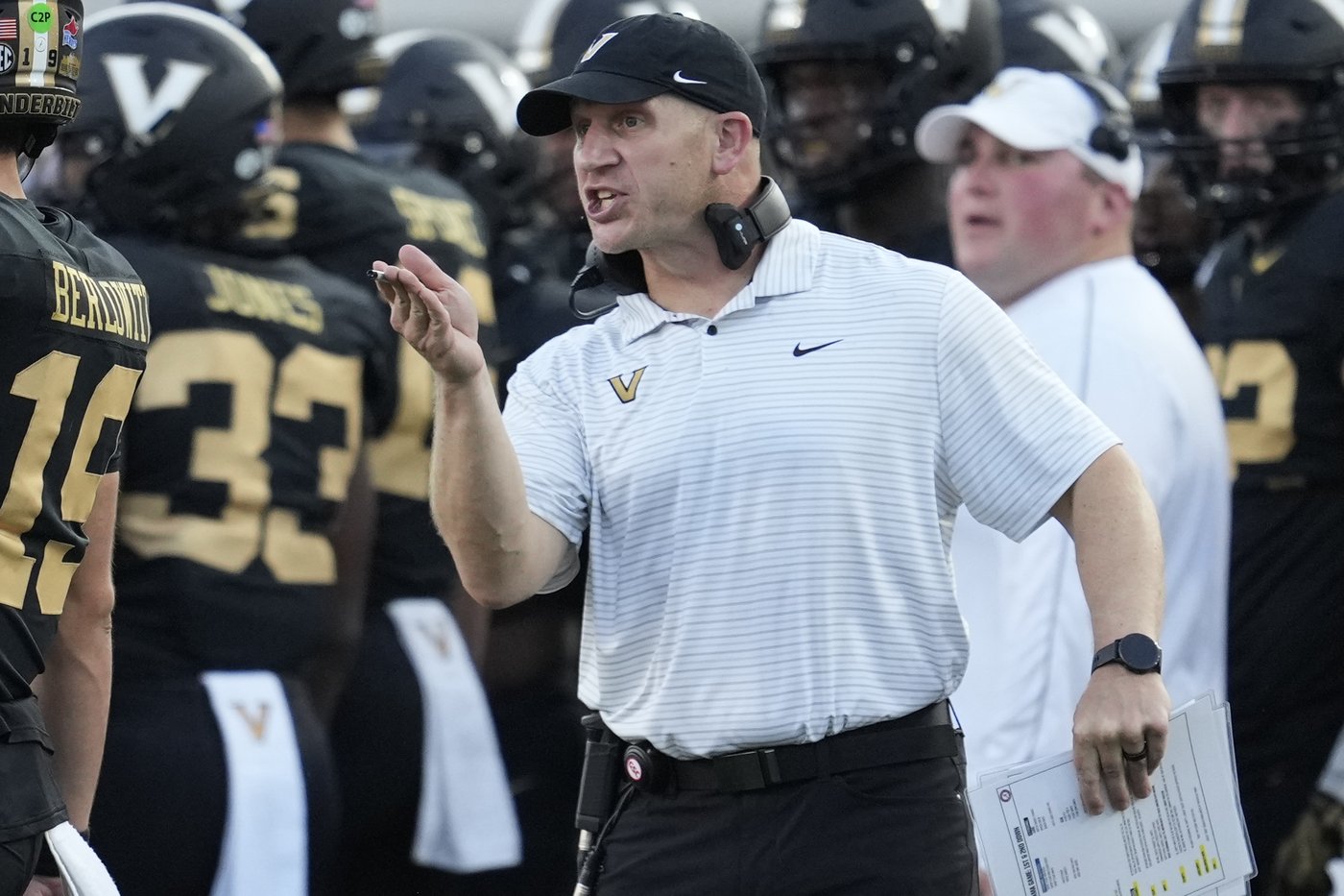 Vanderbilt's Lea, Alabama QB Jalen Milroe, South Carolina DE Kennard nab AP midseason SEC honors | iNFOnews.ca