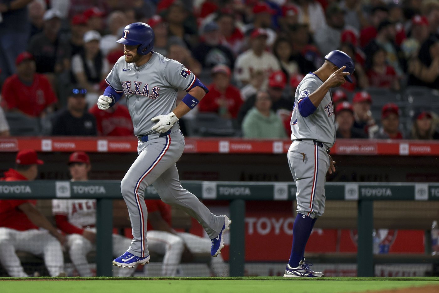 Jacob deGrom pitches 4 solid innings and the Texas Rangers hit 4 homers in a 5-2 win over the Angels | iNFOnews.ca
