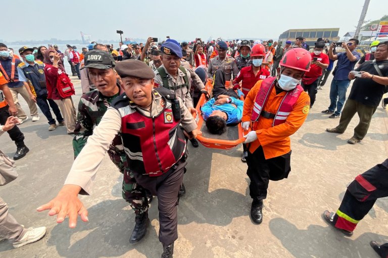 Indonesian divers recover 3 bodies from capsized ferry as salvage operation begins | iNFOnews.ca