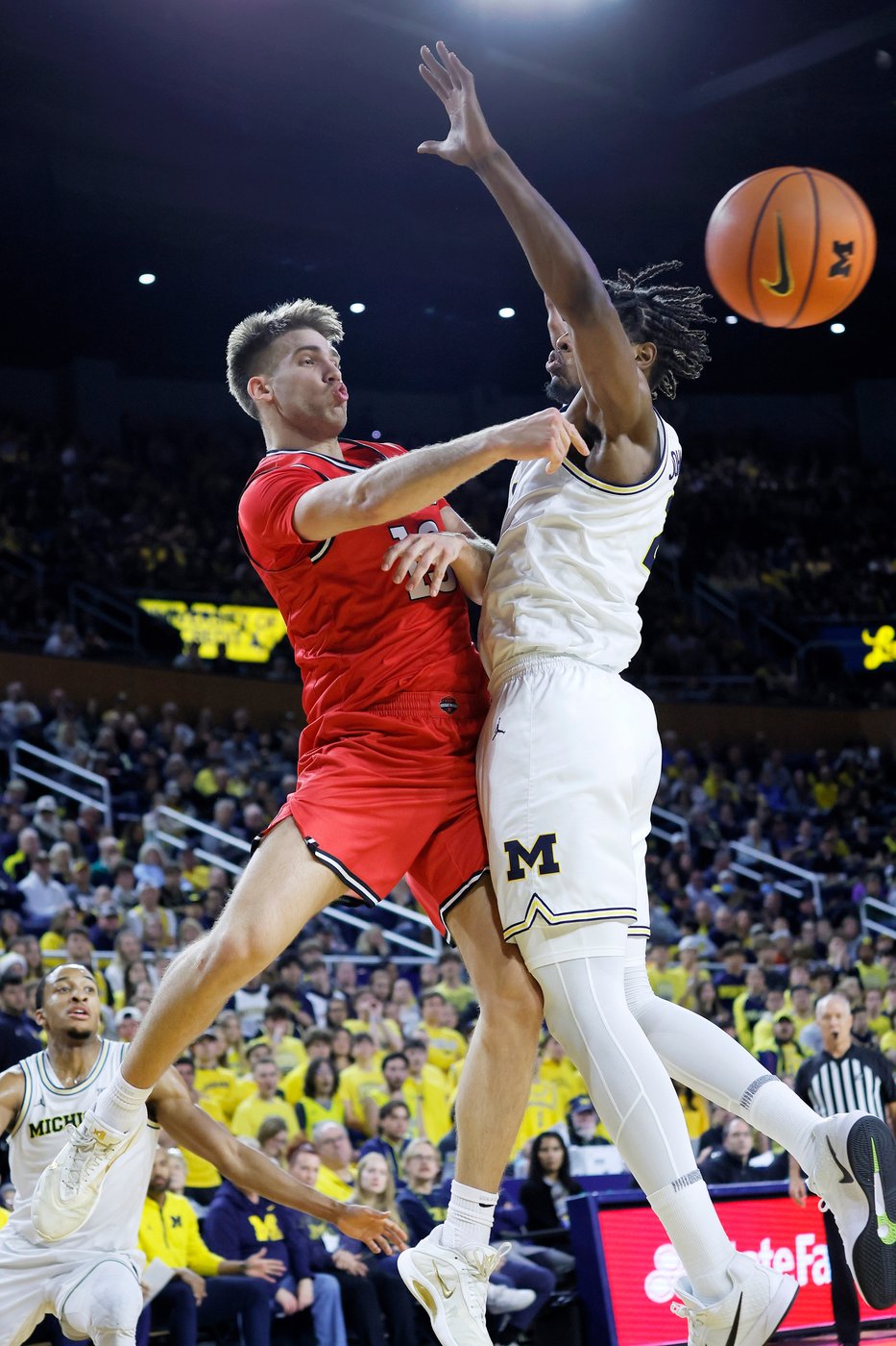 Johnson scores 22 as No. 3 Michigan routs Rutgers 101-60 | iNFOnews.ca