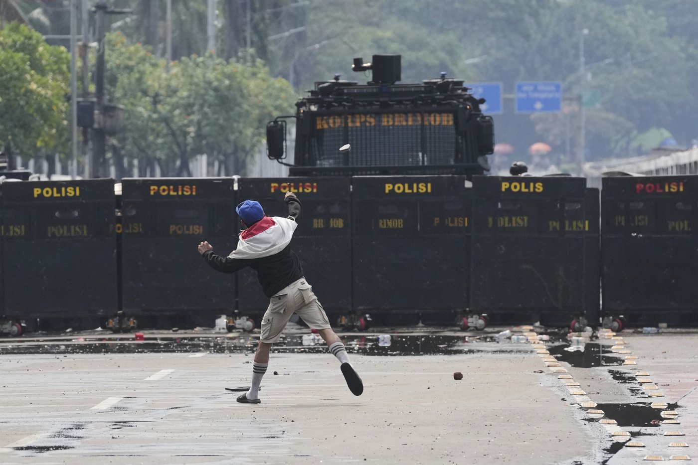 Indonesian leader pledges to revoke lawmakers' perks after protests leave 6 dead | iNFOnews.ca