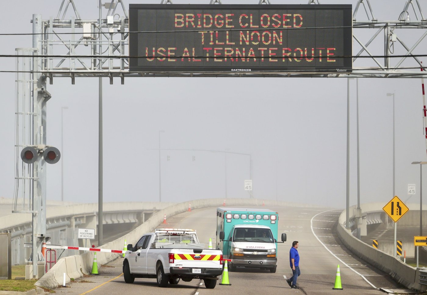 Car crashes in foggy weather injure 33 people and force bridge near New Orleans to close for hours | iNFOnews.ca