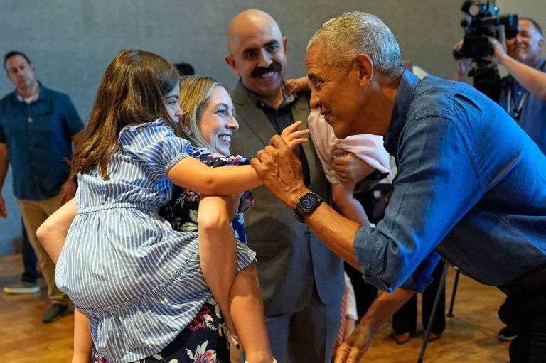 Barack and Michelle Obama surprise first visitors to newly opened presidential center | iNFOnews.ca