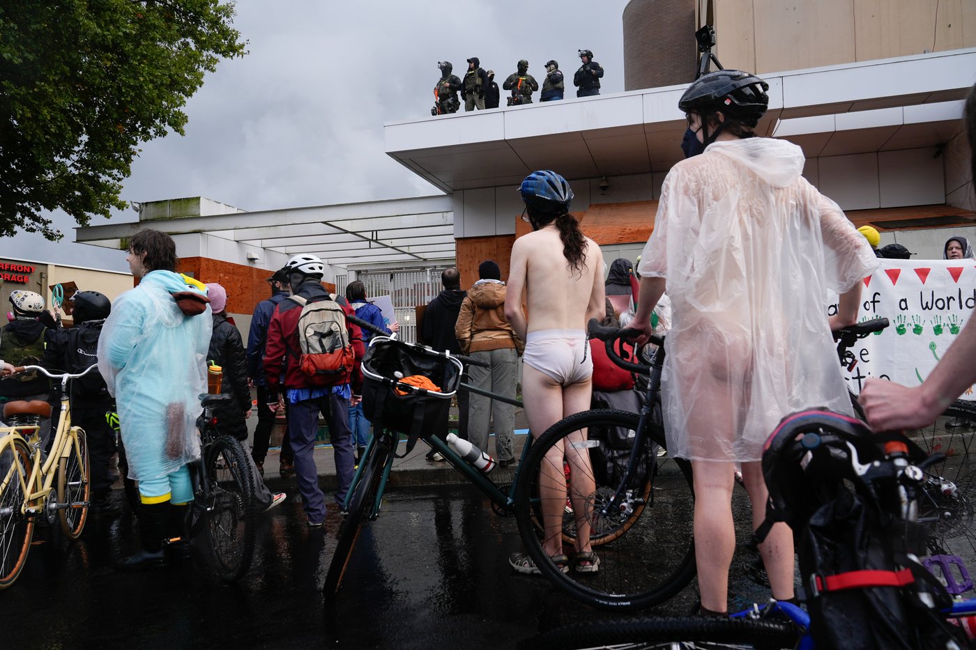 Naked bike riders demonstrate against federal troops in 'quintessentially Portland' protest | iNFOnews.ca