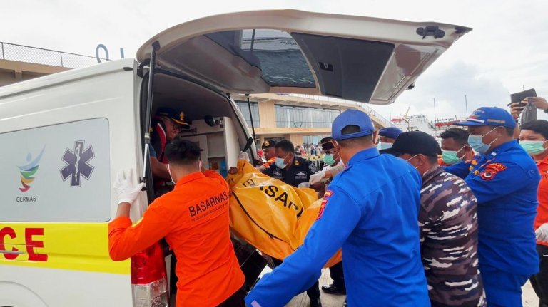 Indonesian rescuers find a body while searching for Spanish soccer coach and 3 children | iNFOnews.ca
