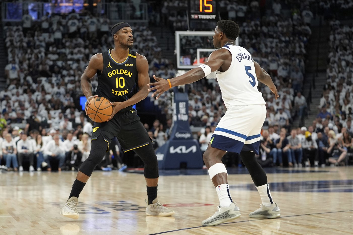 Warriors take Game 1 from cold-shooting Wolves 99-88 despite Curry's departure with hamstring strain | iNFOnews.ca