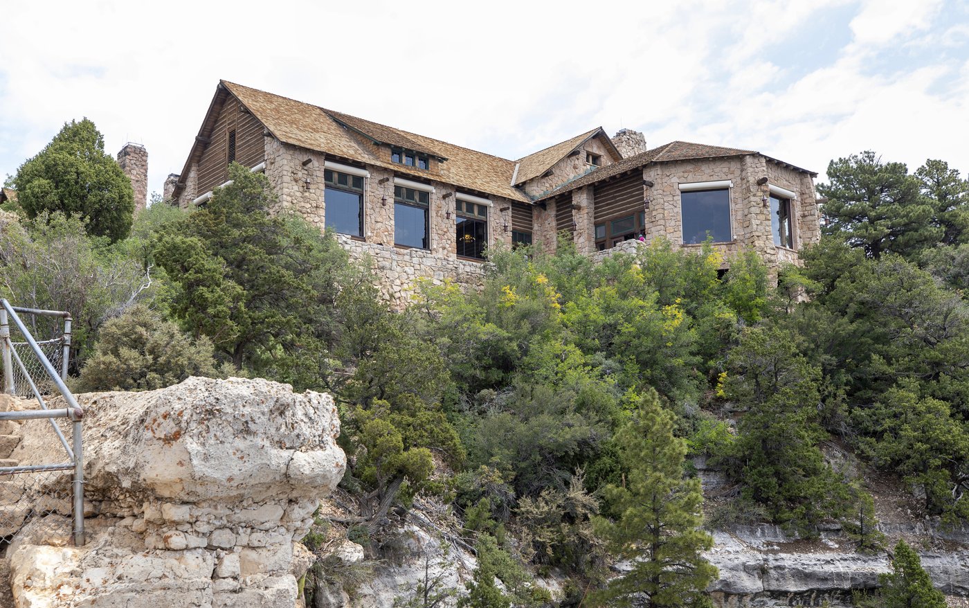 A wildfire that destroyed historic Grand Canyon Lodge spread after being allowed to burn for days | iNFOnews.ca