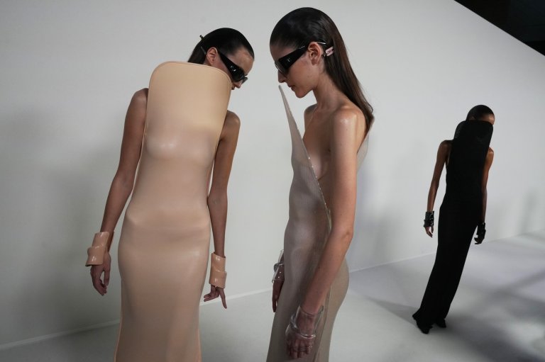 Courrèges show brings futuristic minimalism to Paris Fashion Week | iNFOnews.ca