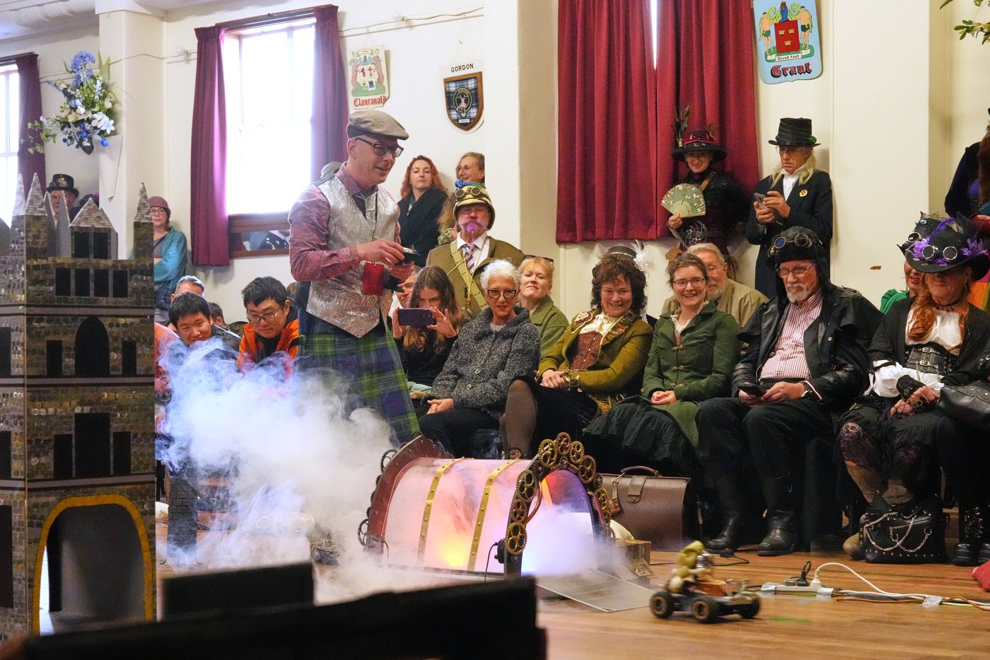 Photos show airship captains and Victorian inventors flocking to a New Zealand steampunk festival | iNFOnews.ca