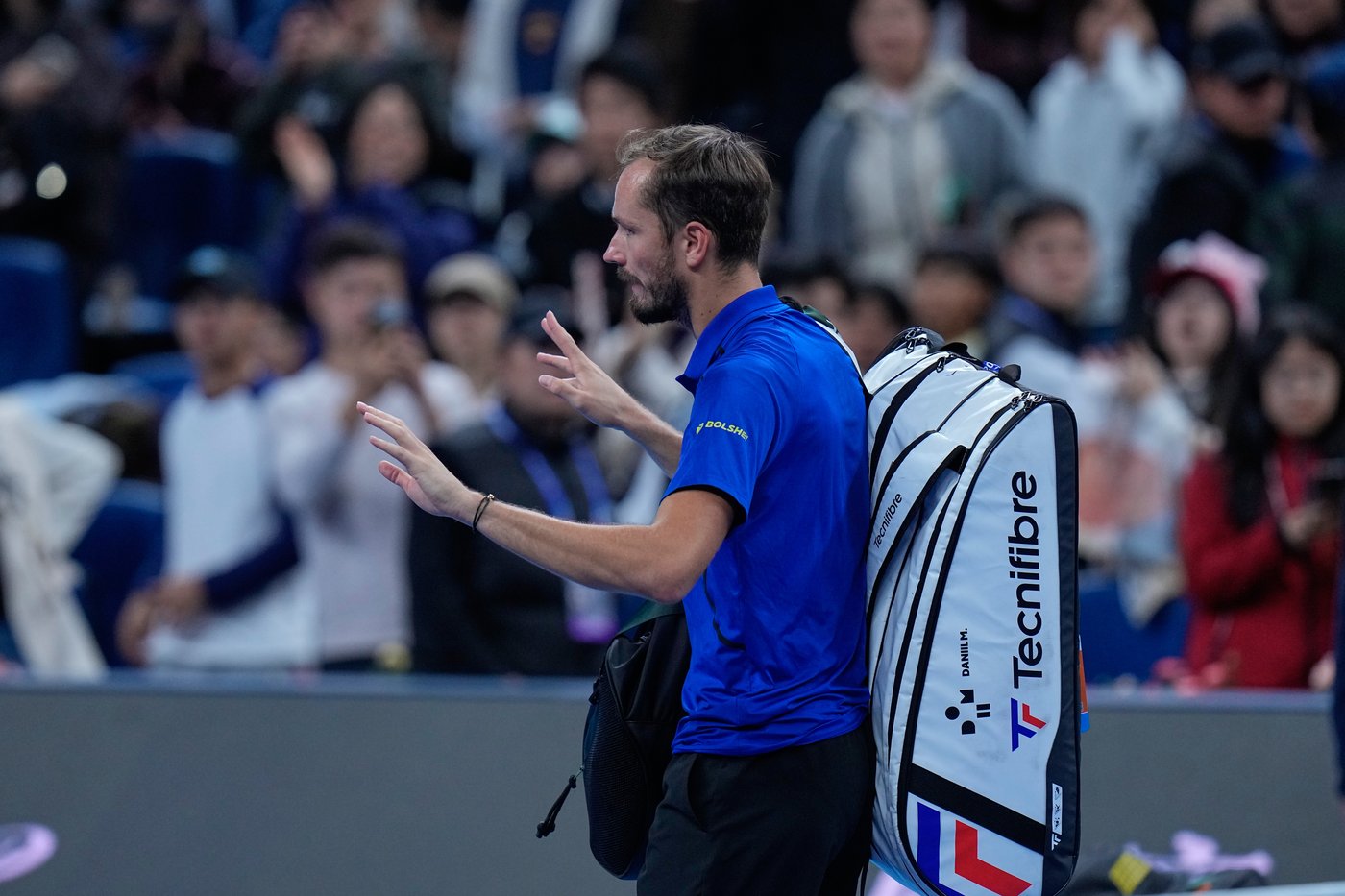 Medvedev disqualified from China Open for hitting spectator with a ball during semi vs. Djokovic | iNFOnews.ca Medvedev disqualified from China Open for hitting spectator with a ball during semi vs. Djokovic | iNFOnews.ca