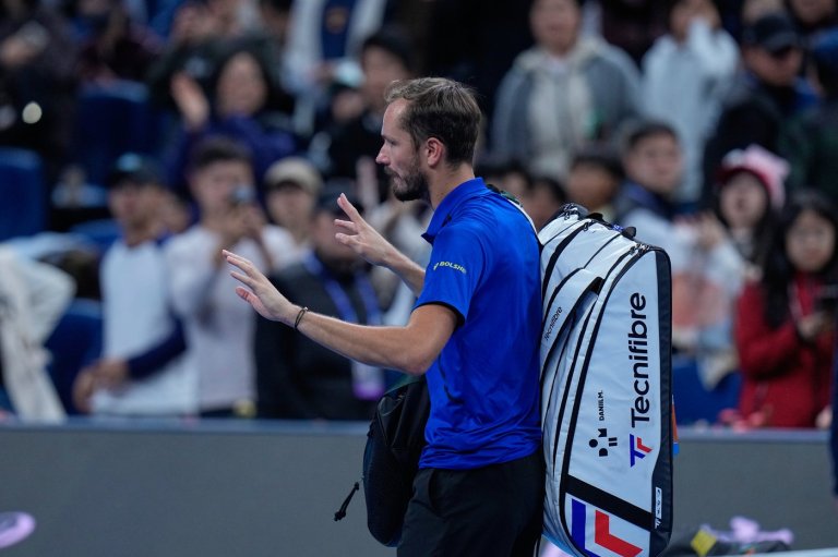 Medvedev advances at Shanghai in his first match since his China Open disqualification | iNFOnews.ca