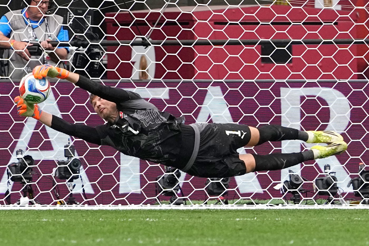 Lionel Messi and Argentina beat Egypt 3-2 and Switzerland ousts Colombia at the World Cup, in photos | iNFOnews.ca