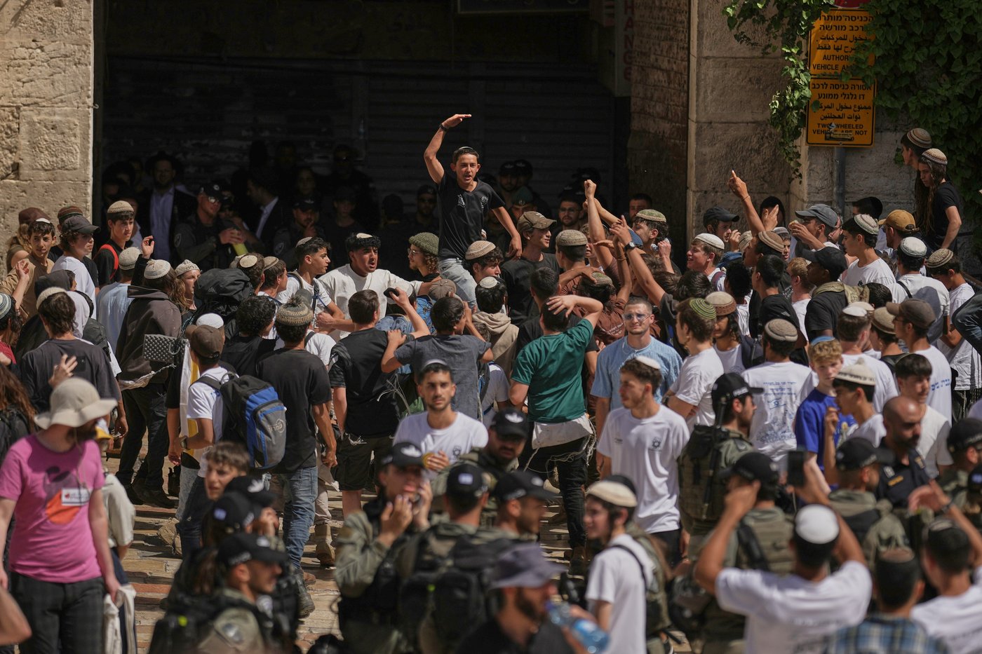 Ultranationalist Jews chant racist slogans during annual march into Jerusalem's Old City | iNFOnews.ca Ultranationalist Jews chant racist slogans during annual march into Jerusalem's Old City | iNFOnews.ca
