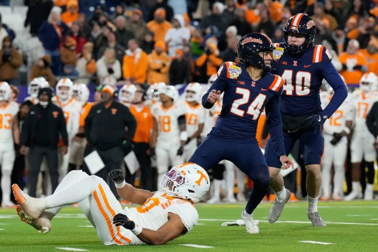 Altmeyer accounts for 2 TD, Olano kicks winner as Illinois beats Tennessee 30-28 in Music City Bowl | iNFOnews.ca