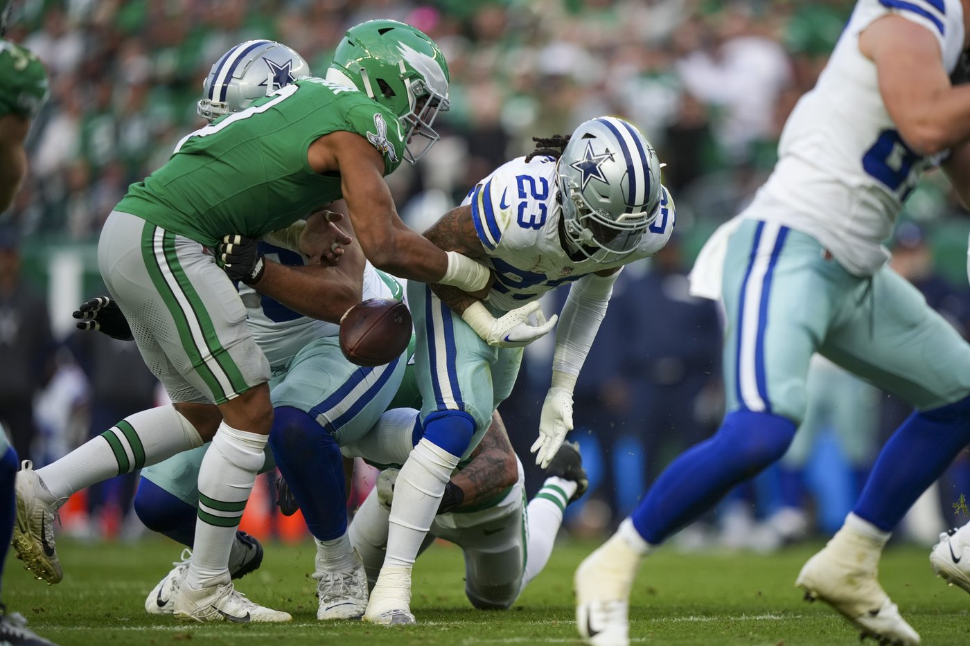 Saquon Barkley tops 2,000 yards rushing as Eagles beat Cowboys 41-7 to clinch NFC East | iNFOnews.ca
