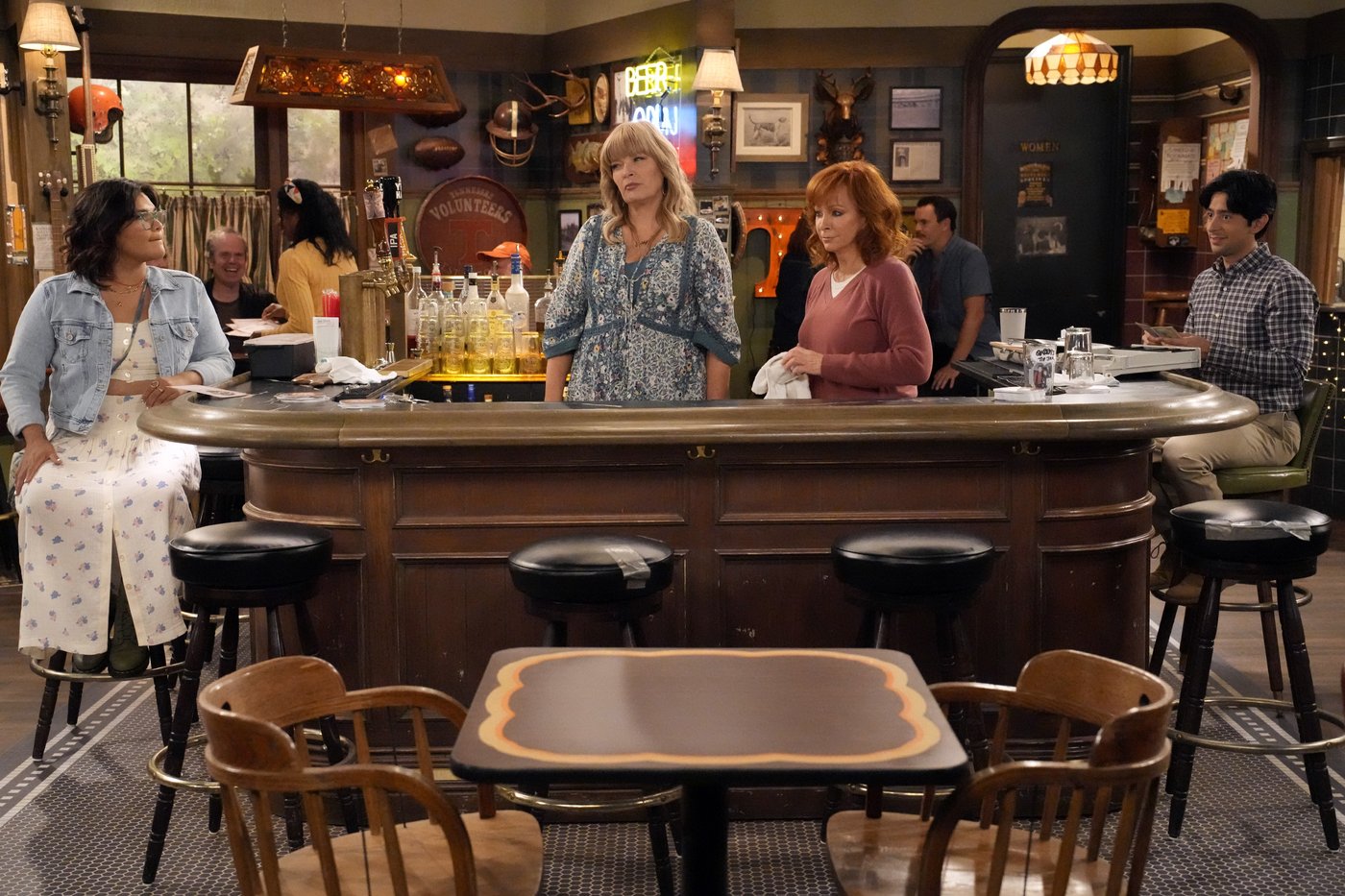 Reba McEntire finds a new on-screen family in NBC's 'Happy's Place' | iNFOnews.ca