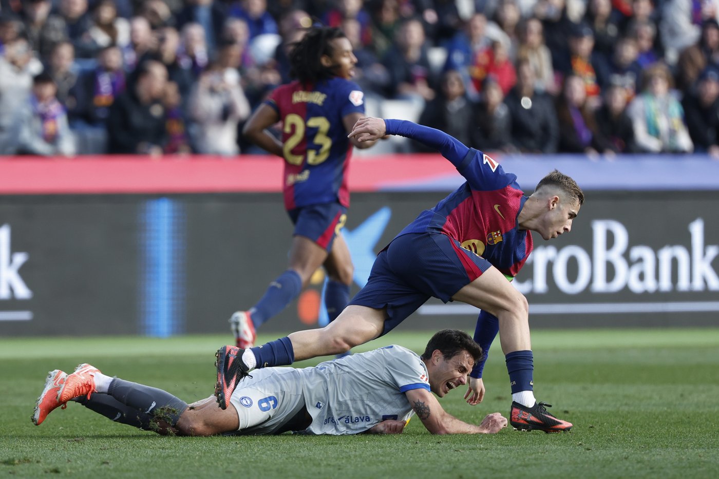 Lewandowski scores winner as Barcelona beats Alaves to move closer to the top in Spanish league | iNFOnews.ca