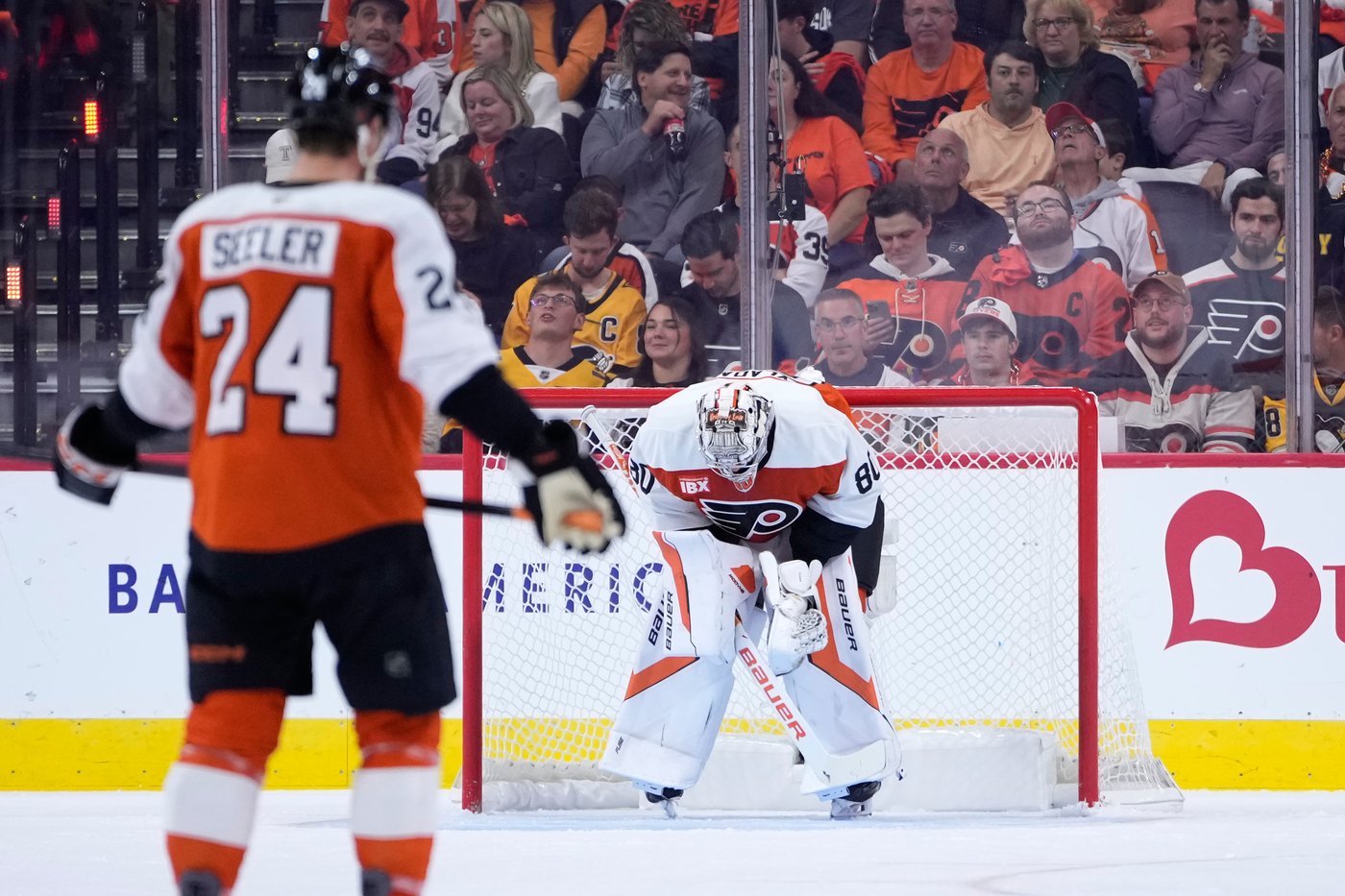 Malkin scores, Silovs stops 19 shots as Penguins pile on in 7-0 win over Flyers in teams' opener | iNFOnews.ca
