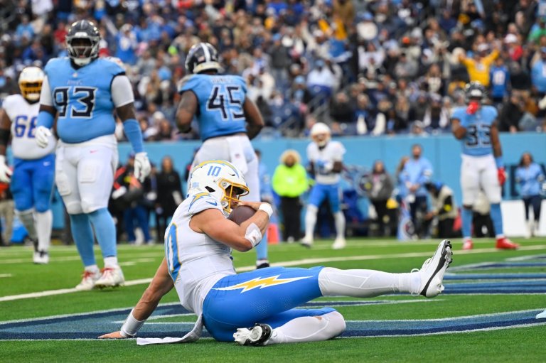 Justin Herbert shakes off a pick-6 as the Chargers beat skidding Titans 27-20 | iNFOnews.ca Justin Herbert shakes off a pick-6 as the Chargers beat skidding Titans 27-20 | iNFOnews.ca