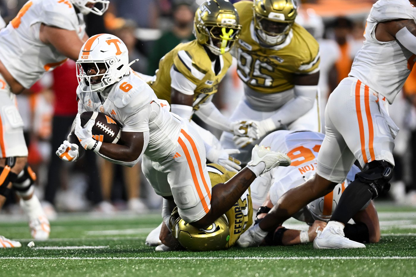 DeSean Bishop rushes for 2 TDs as No. 18 Tennessee handles Georgia Tech 45-24 | iNFOnews.ca DeSean Bishop rushes for 2 TDs as No. 18 Tennessee handles Georgia Tech 45-24 | iNFOnews.ca