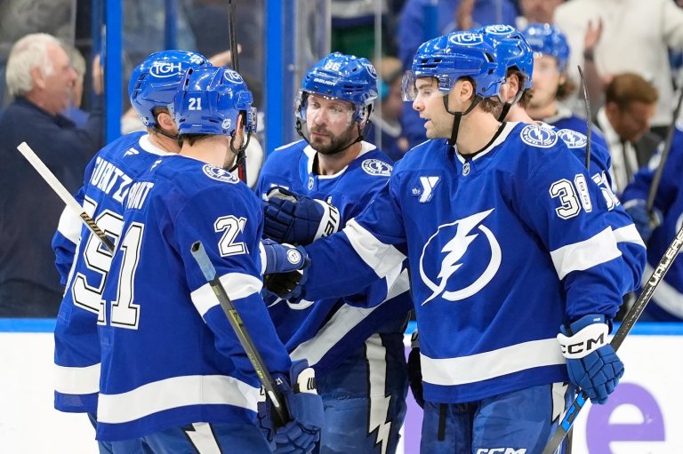 Lightning storm back from 2-goal deficit to beat the Canucks 4-2 | iNFOnews.ca
