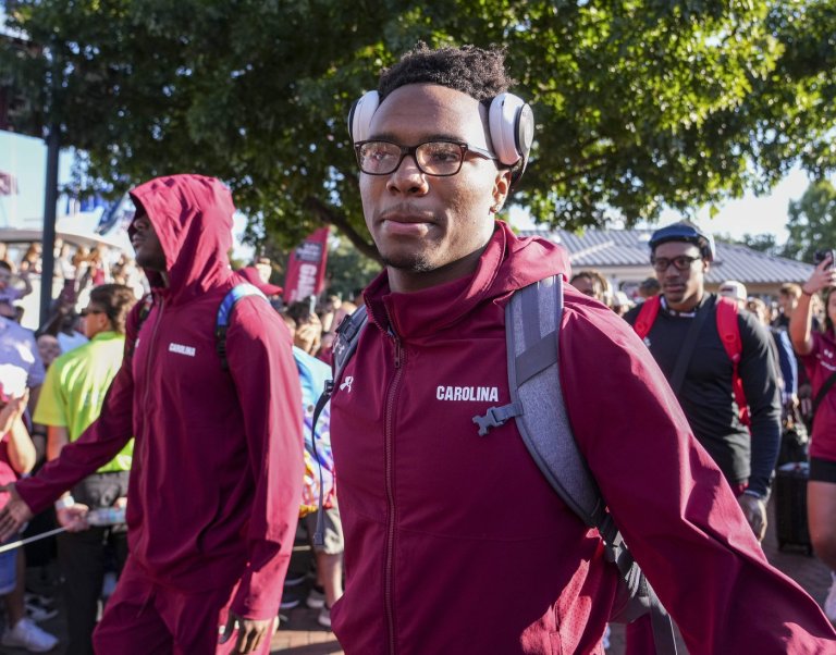 South Carolina QB LaNorris Sellers leaves game after taking hit to head | iNFOnews.ca