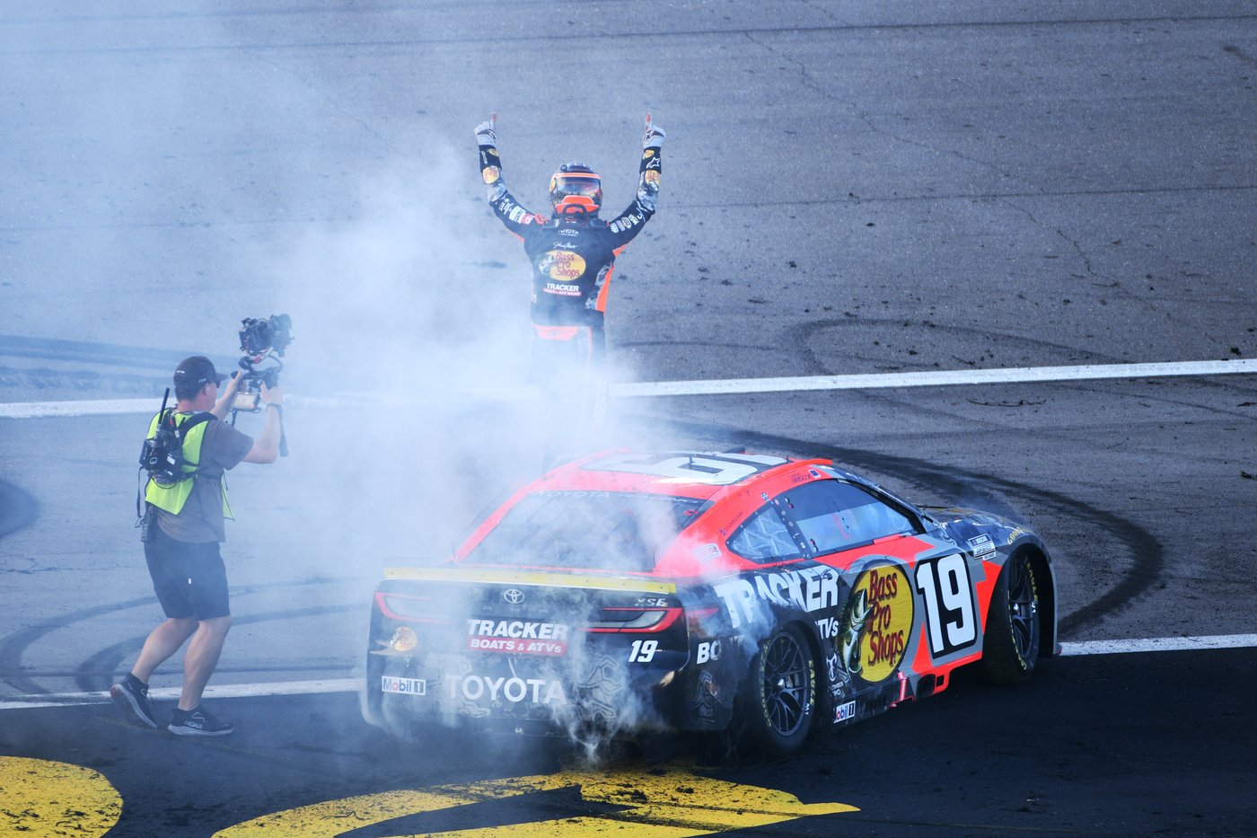 Chase Briscoe fends off Kyle Larson’s last-lap surge to win in Las Vegas | iNFOnews.ca Chase Briscoe fends off Kyle Larson’s last-lap surge to win in Las Vegas | iNFOnews.ca